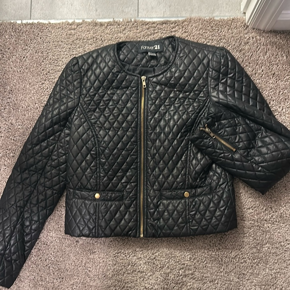 Stylish semi puffer jacket.